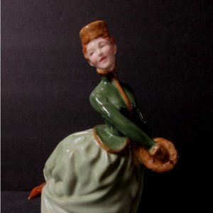 Royal Doulton porcelain figurine Grace HN2318  7-3/4" tall Excellent Condition